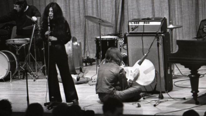 _105852888_ono_lennon_stage_alamy